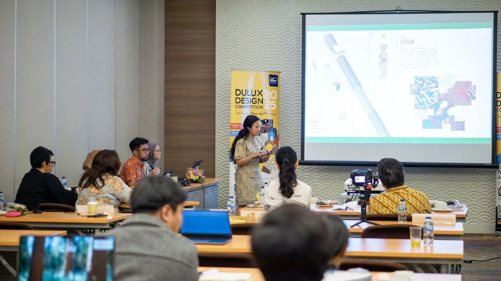 Dewan juri memberikan penilaian