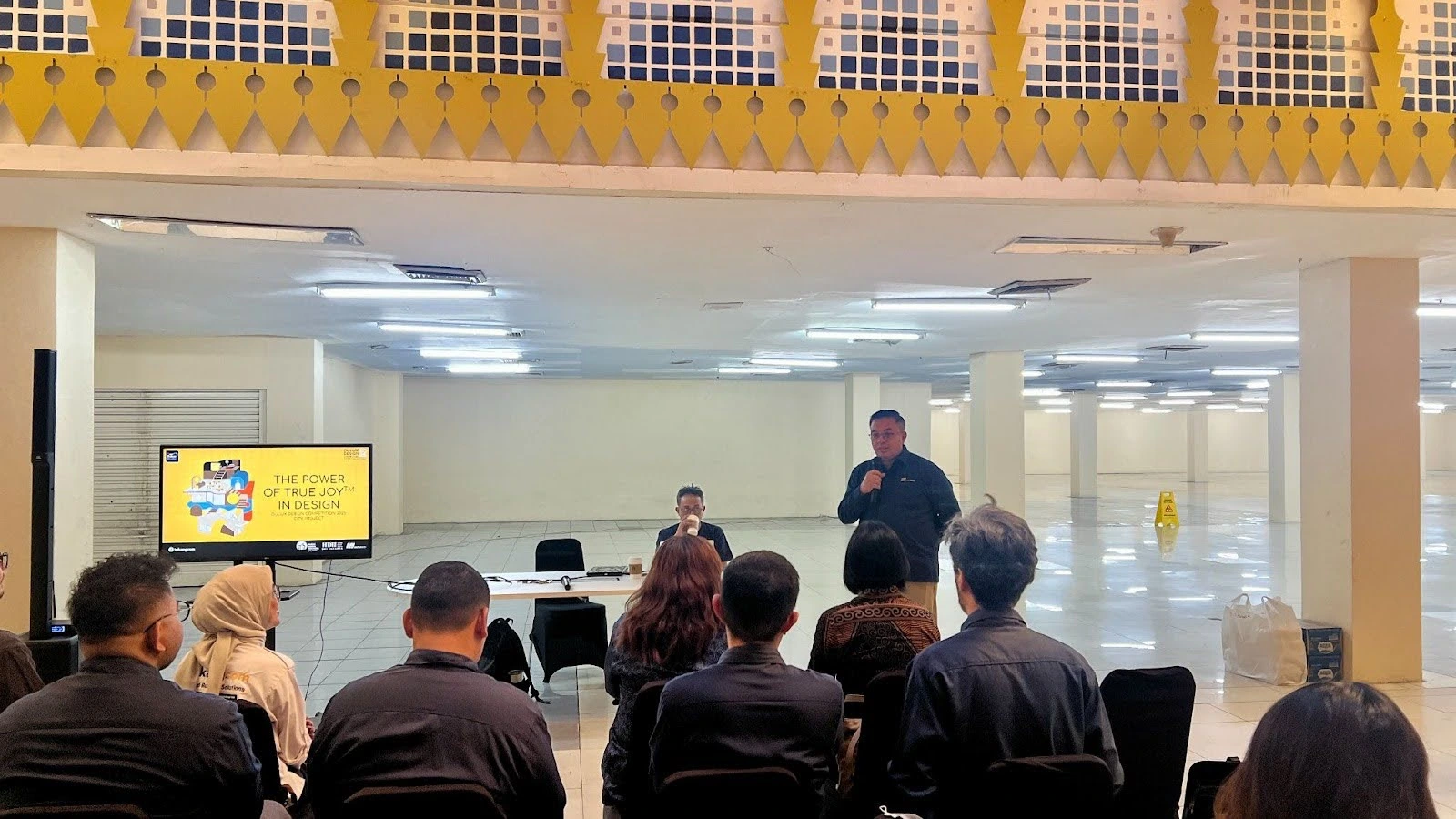 Pihak MRT dalam proses implementasi karya BETAWI MOSAIC